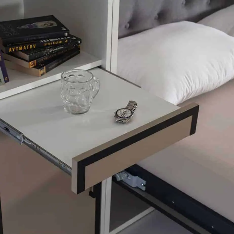 Bibliotheque-avec-une-porte-en-dessous-tiro.webp